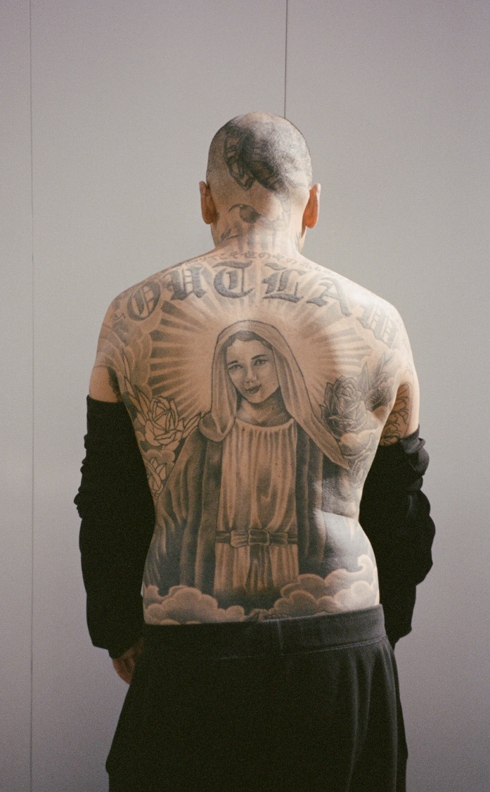 L'homme tatoué de dos